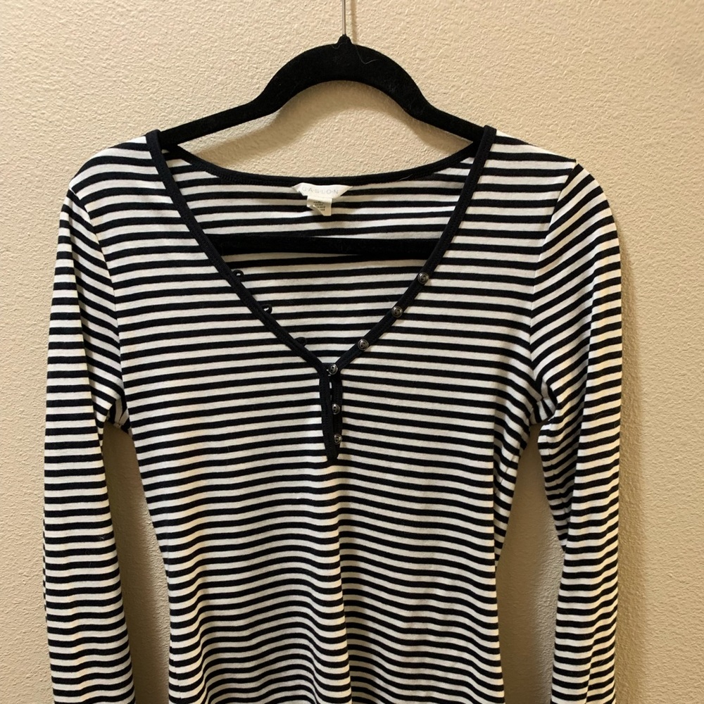 Caslon v neck
